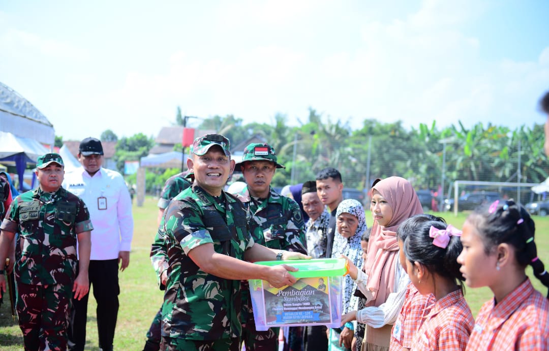Penutupan TMMD Ke-124 Kodim 0719 / Jepara Diwarnai Penyerahan Sembako dan Kartu Identitas Pelajar