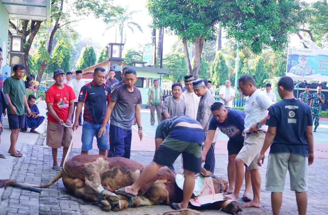 Menghidupkan Sabda: ‘Sebaik-Baiknya Sedekah untuk yang Terdekat’ – Kodim 0719 / Jepara Bagikan Kurban ke Warga Sekitar dan Ponpes