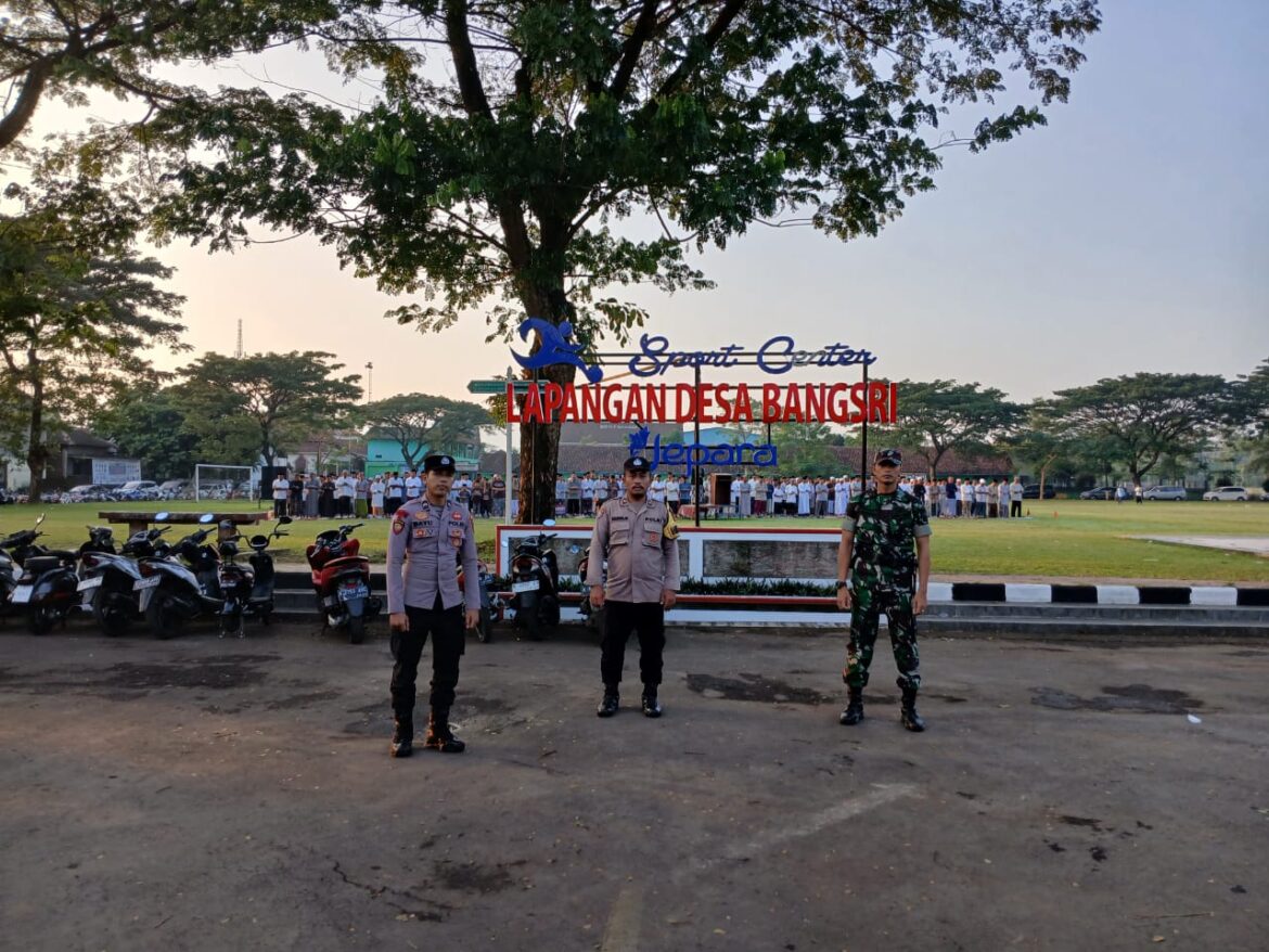 Anggota Koramil 07 / Bangsri Laksanakan Pengamanan Ibadah Idul Adha di Desa Bangsri