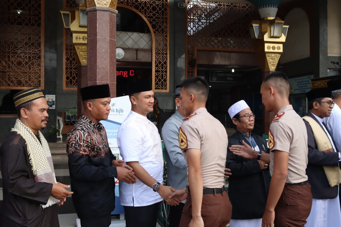 Dandim 0614 / Kota Cirebon Beserta Istri Ikuti Salat Idul Adha 1446 H Bersama Forkopimda di Masjid At-Taqwa