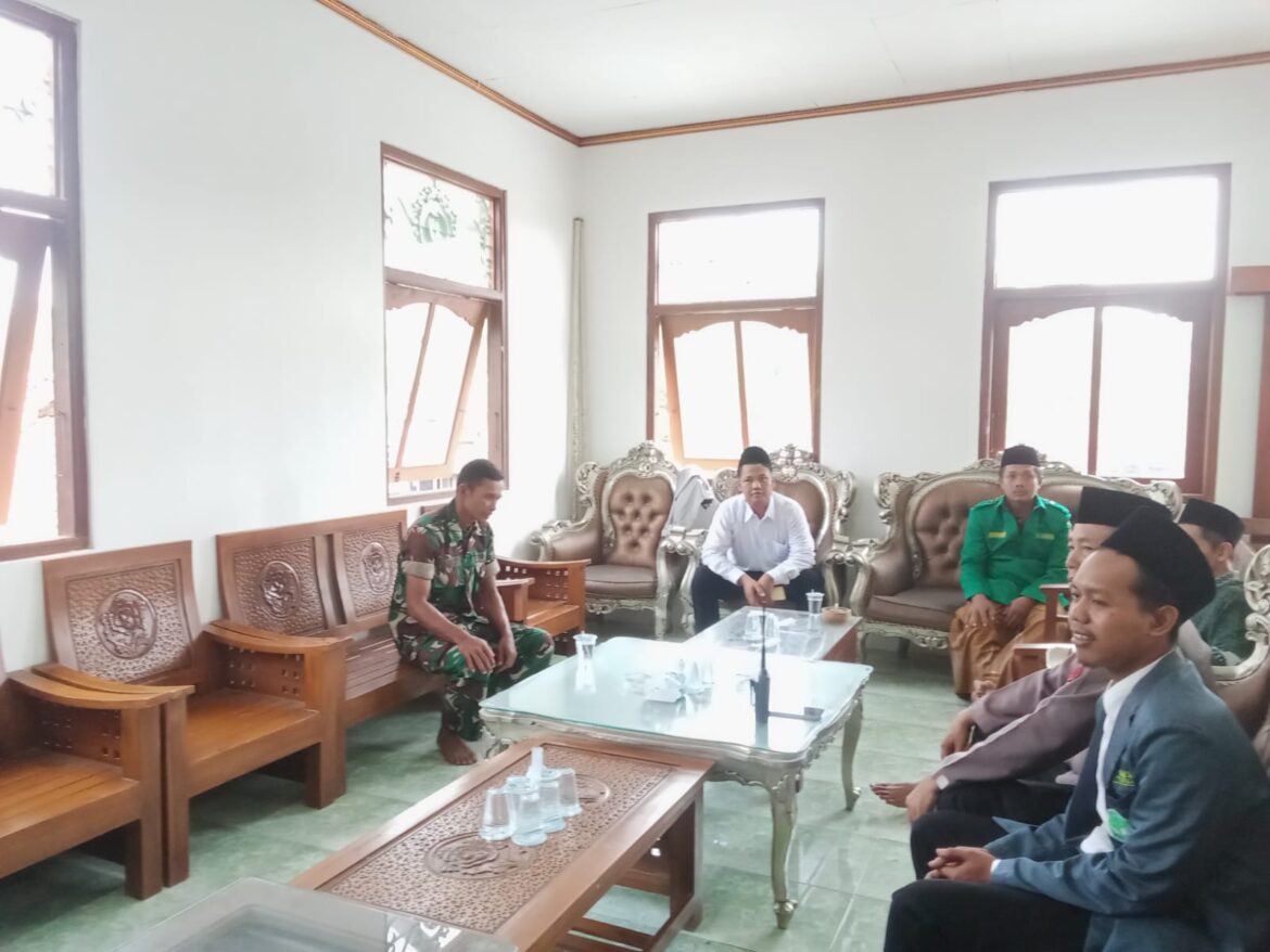 Pererat Silaturahmi, Babinsa Kedung Malang Lakukan Komsos dengan Kepala Sekolah Al Azhar