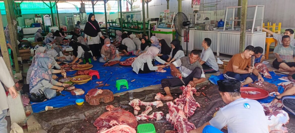 Al-Azhar Cirebon Gelar Penyembelihan Hewan Kurban: 5 Sapi dan 13 Kambing