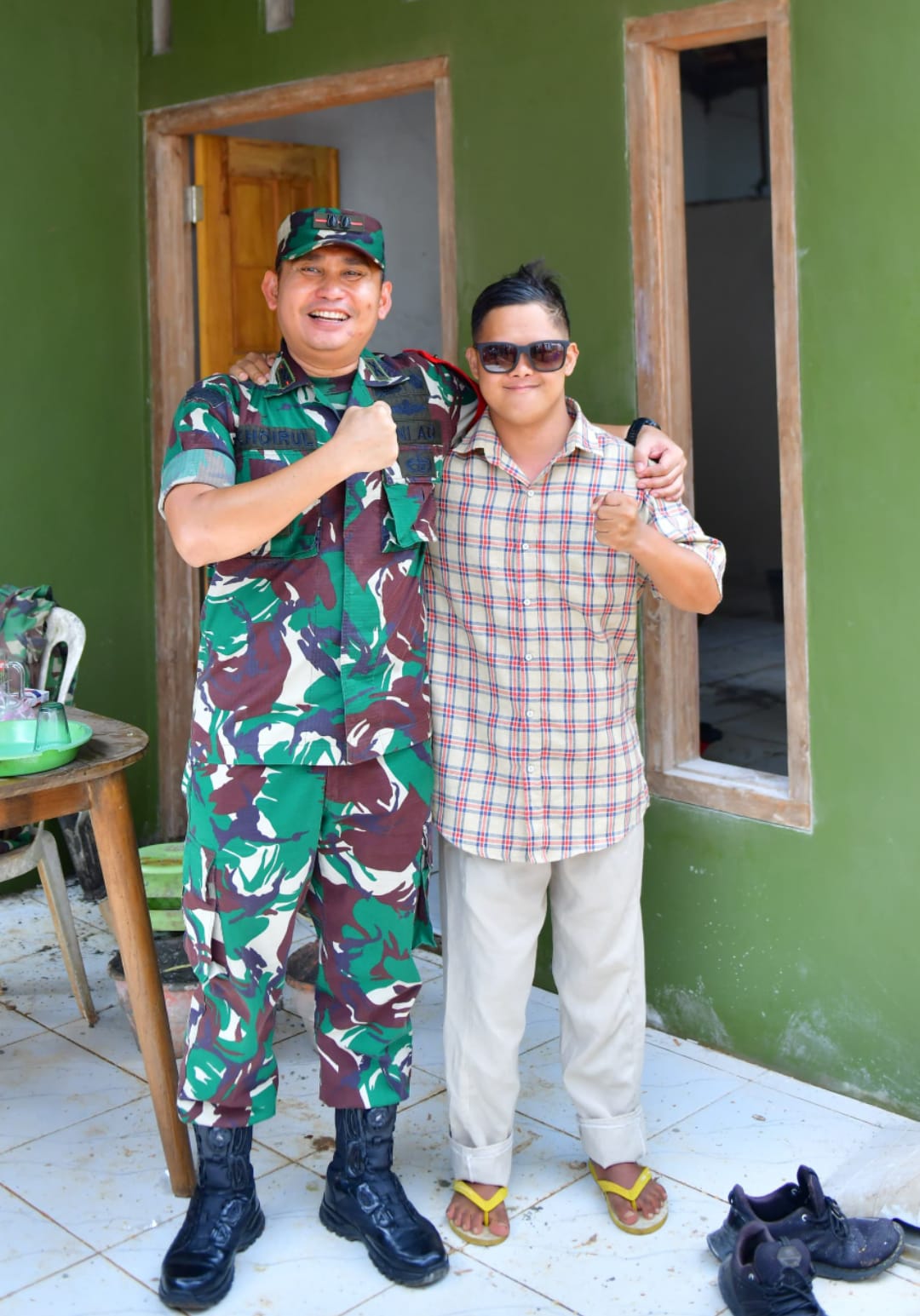 Peluk Haru di Rumah Baru: Hadiah TMMD untuk Anak Istimewa dan Ibunya