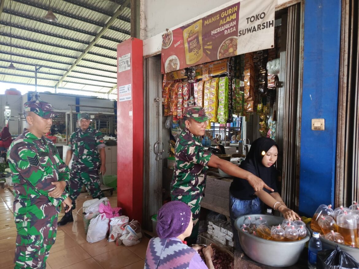 Tiga Anggota Koramil 08 / Keling Cek Harga Sembako di Pasar Tradisional, Wujud Kepedulian TNI terhadap Stabilitas Ekonomi Warga