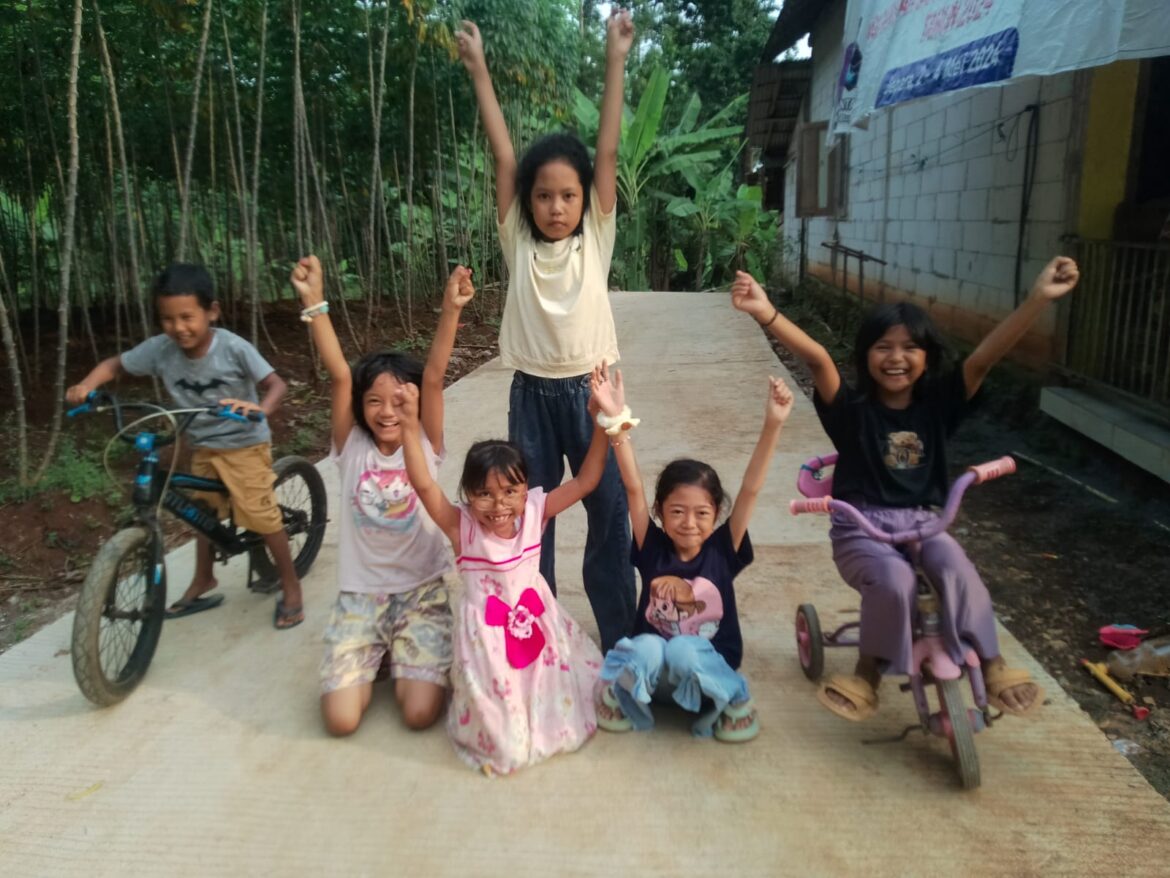 Jejak Sepeda Kecil di Jalan Perubahan: Cerita Manis dari TMMD Kodim 0719 / Jepara