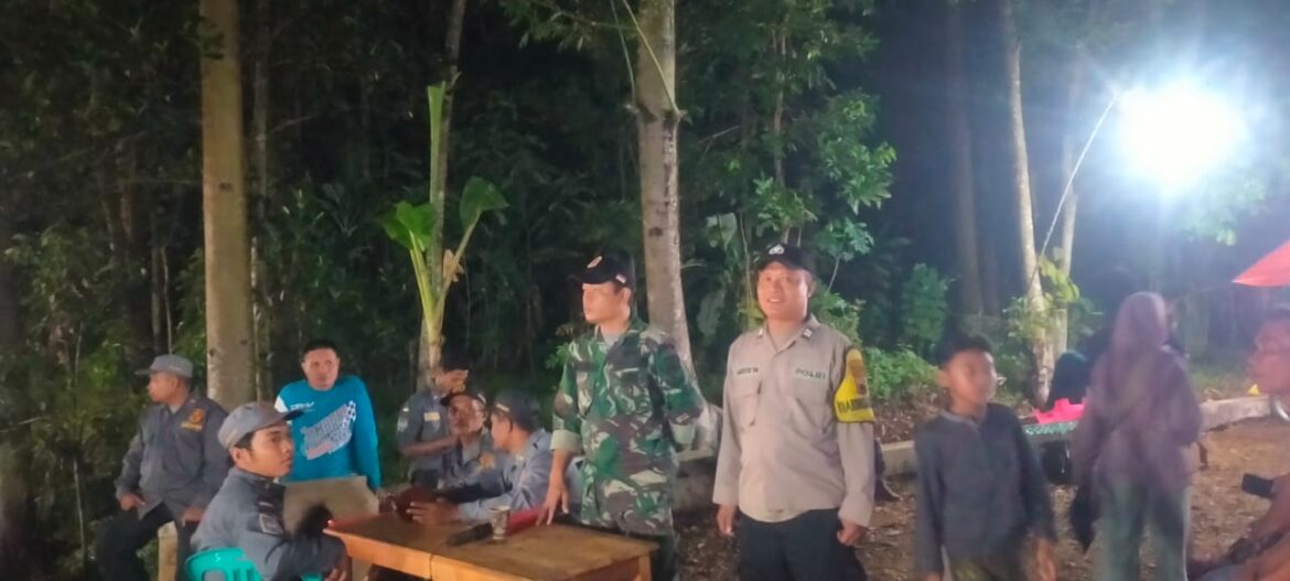 Babinsa, Bhabinkamtibmas, dan Satlinmas Amankan Pagelaran Ketoprak Sedekah Bumi di Desa Mindahan Kidul