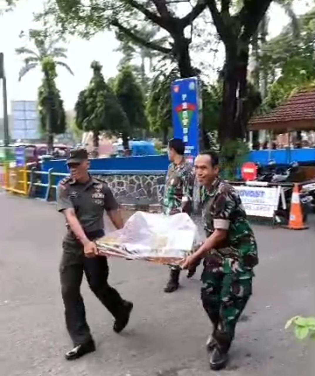 Kejutan Pagi di Hari Istimewa, Dandim 0719 / Jepara Terima Tumpeng Ulang Tahun dari Prajurit