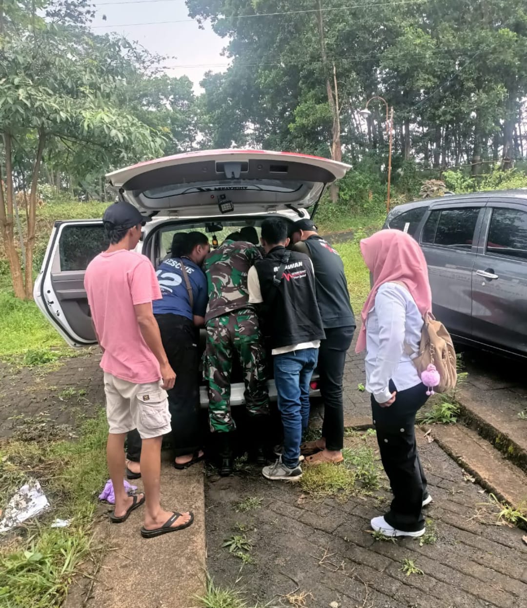 Tanggap dan Peduli, Babinsa Koramil 03 / Batealit Evakuasi Warga di Sekitar Astana Hinggil Somosari
