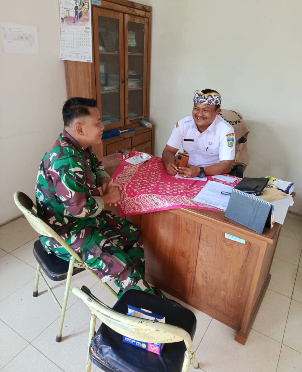 Babinsa Tanggul Tlare Jalin Komsos dengan Petinggi Desa Bahas Situasi Wilayah