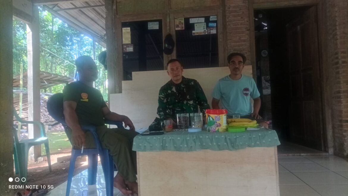 Babinsa Mindahan Laksanakan Komsos Bersama Anggota Satlinmas Bahas Keamanan Lingkungan