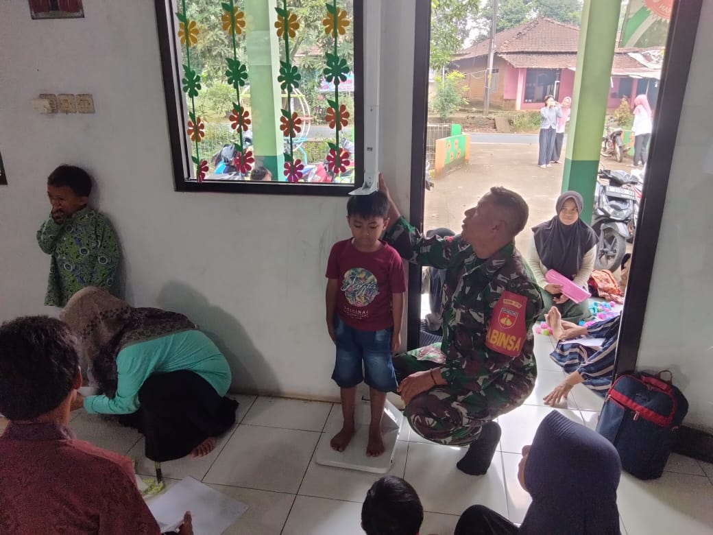 Babinsa Raguklampitan Dampingi Kegiatan Posyandu Balita di Pos PAUD Desa