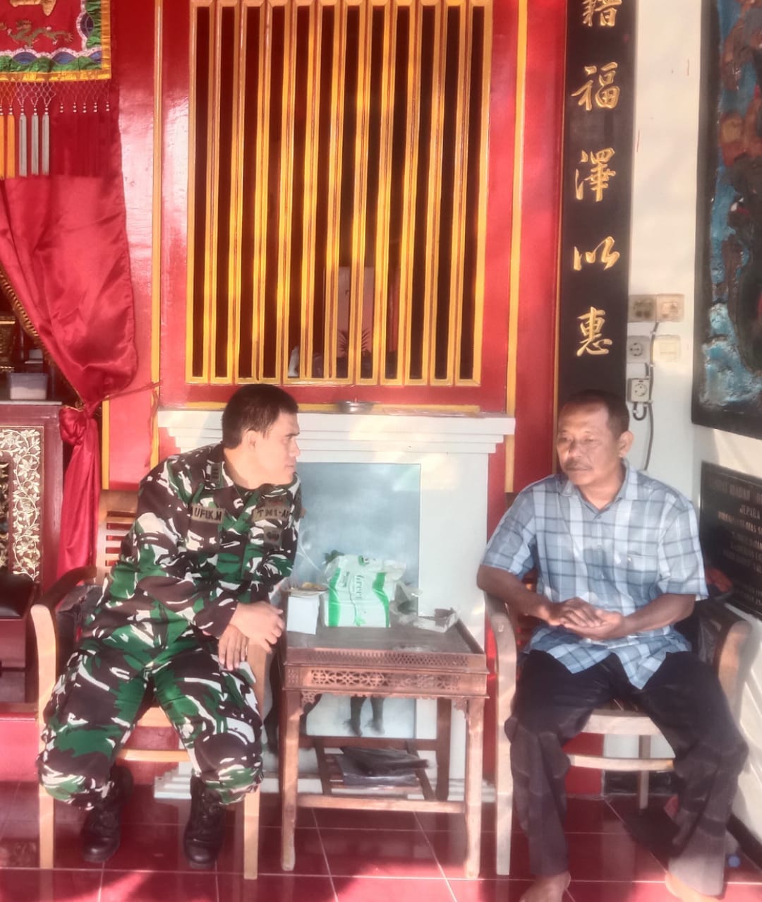 Danramil 01 / Jepara Laksanakan Komsos dan Pembinaan Jaring Teritorial Bersama Pengurus Klenteng Hok Tek Tong
