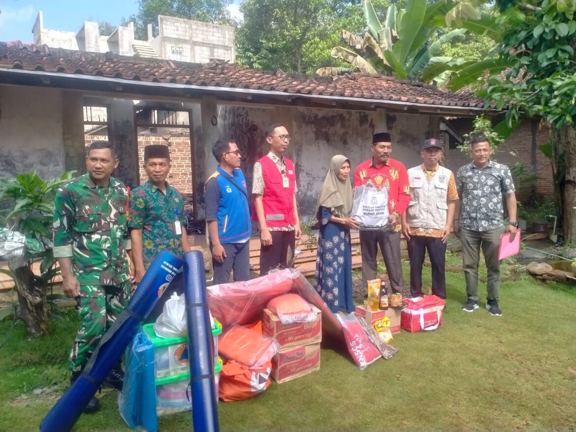 Babinsa Mlonggo Dampingi Dinsos dan PMI Serahkan Bantuan kepada Warga Sinanggul