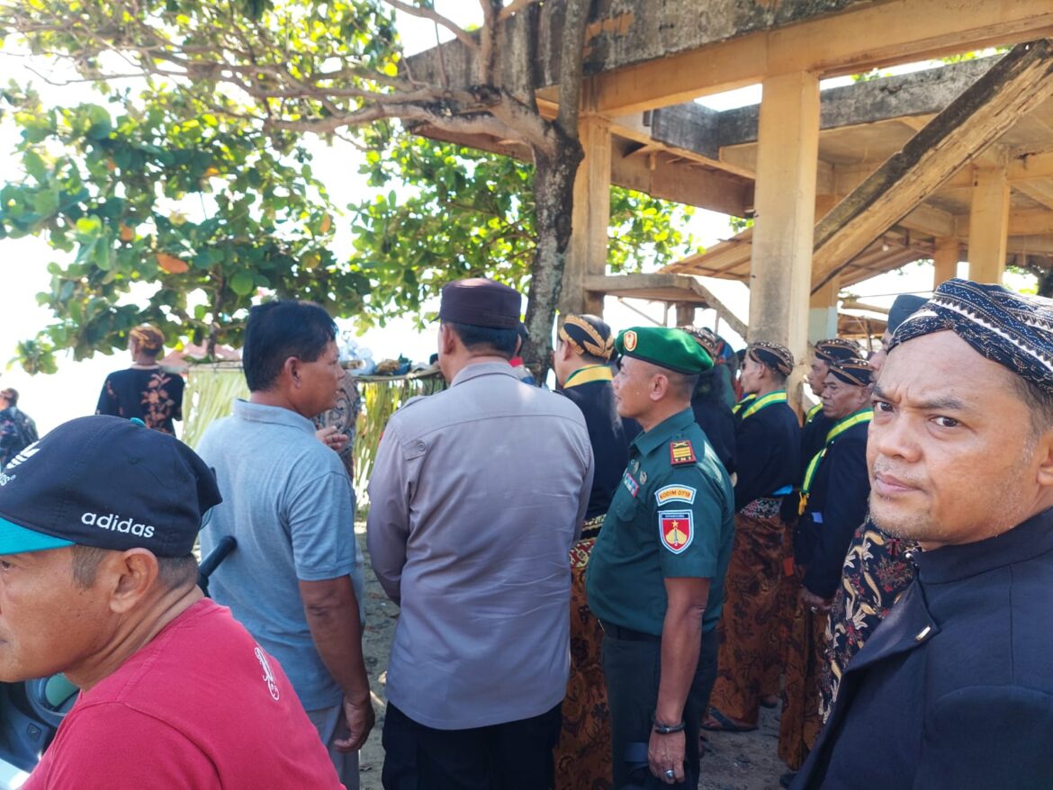 Danramil 07 / Bangsri Hadiri Prosesi Sedekah Laut di Desa Bondo Wakili Dandim 0719 / Jepara