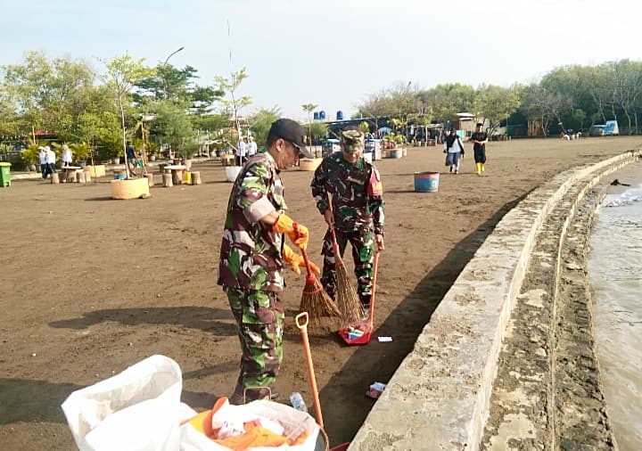 Wujudkan Lingkungan Bersih dan Sehat, Danramil 1403 / Lemahwungkuk Ikut Bersih-Bersih Pantai