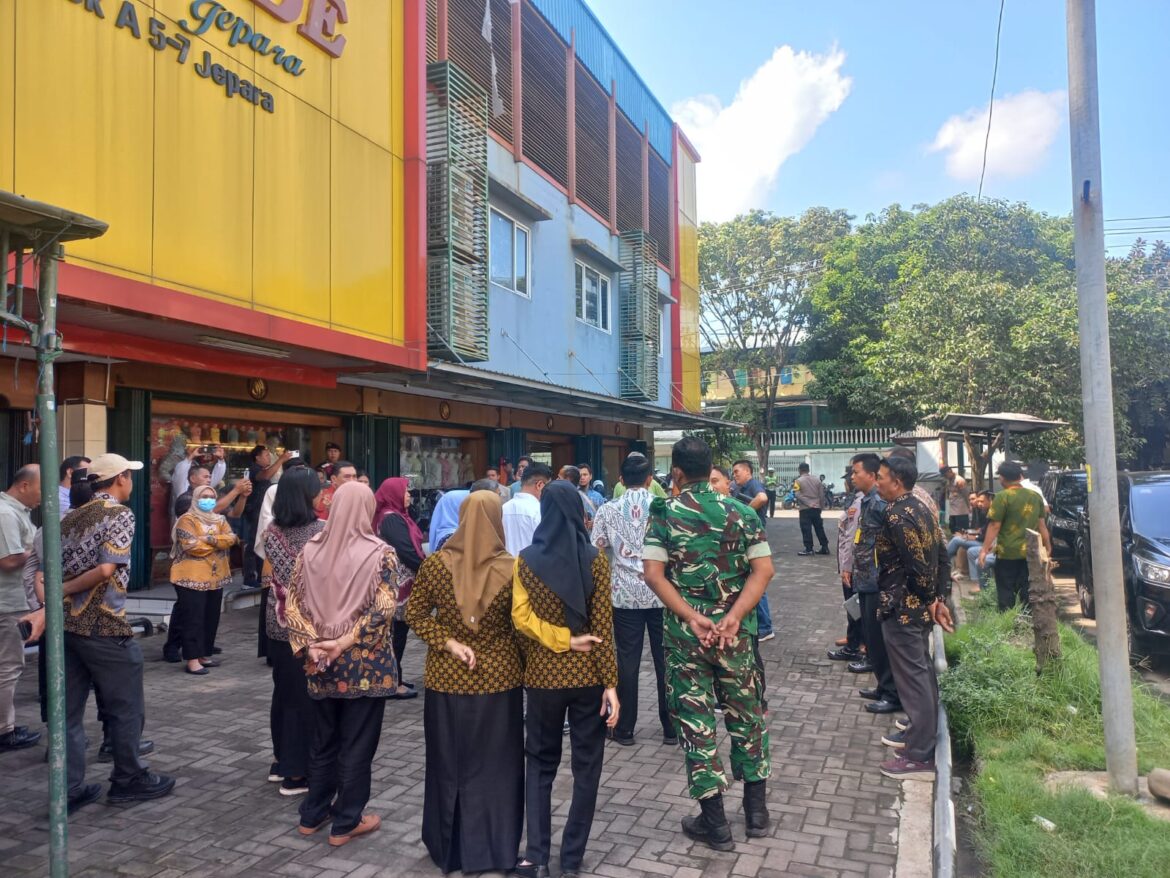 Babinsa Koramil 01 / Jepara Amankan Proses Konstatering Sengketa Tanah oleh PN Jepara di Kelurahan Jobokuto