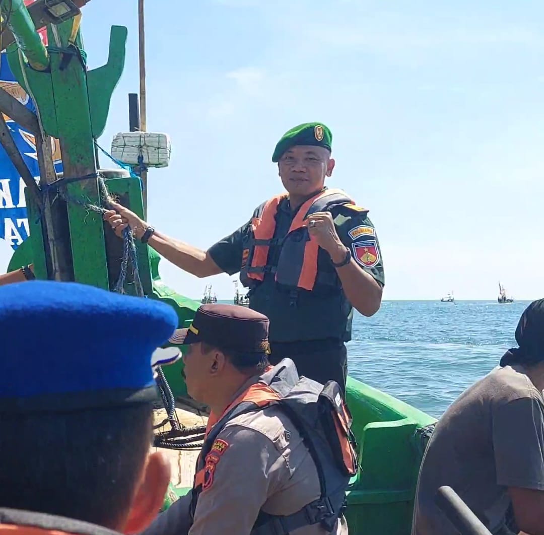 Hadiri Prosesi Sedekah Laut Bondo, Danramil 07 / Bangsri Ikuti Larung Sesaji ke Tengah Laut