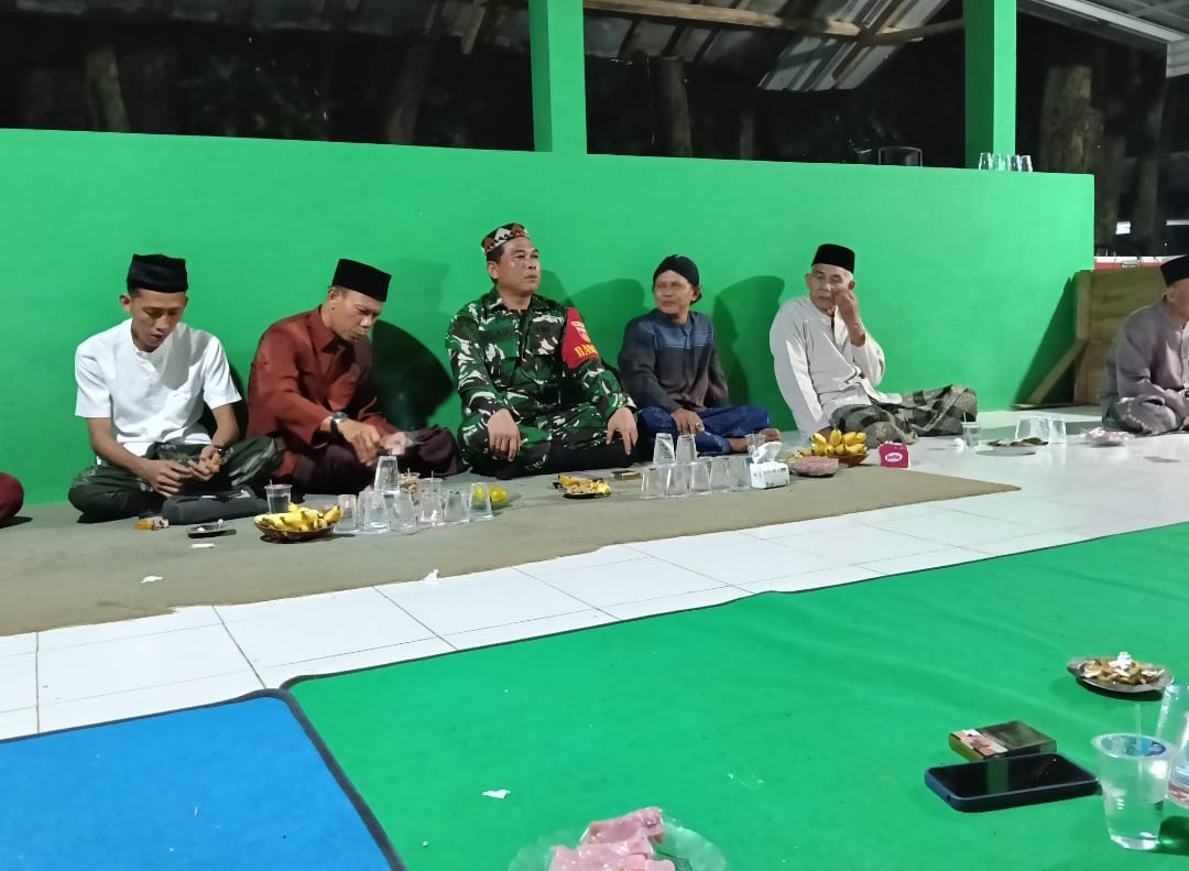 Babinsa Desa Jinggotan Hadiri Pengajian Manganan Punden Mbalekambang dalam Rangka Khoul Mbah Kartosuro