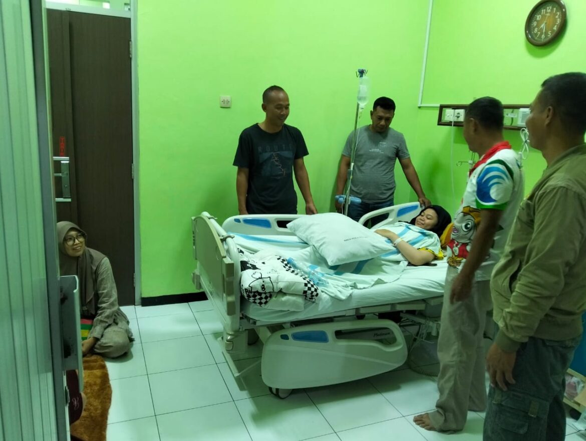 Danramil 06 / Welahan Beserta Anggota dan Persit Jenguk Putri Anggota yang Sedang Sakit di RSUD Kalijaga Demak
