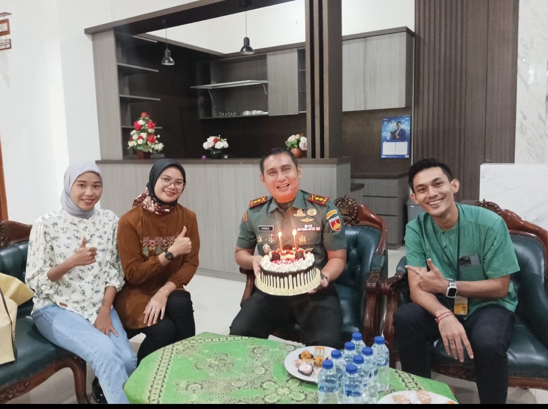 Hangat dan Bersahabat, Dandim 0719 / Jepara Terima Kue Ulang Tahun dari Mandiri Taspen Jepara