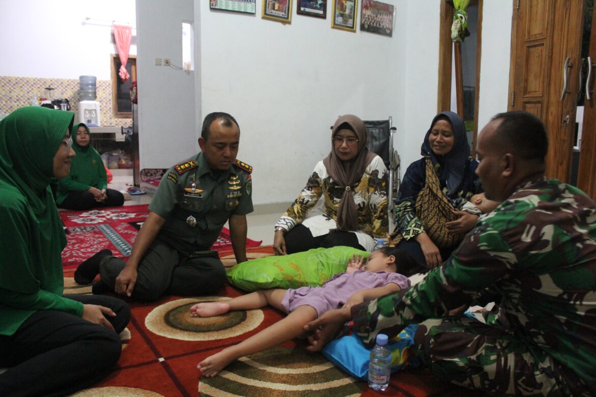 Tali Asih, Dandim 0620 / Kabupaten Cirebon Beserta Ketua Persit KCK Cabang XXX Menjenguk Anak Anggota yang Sakit