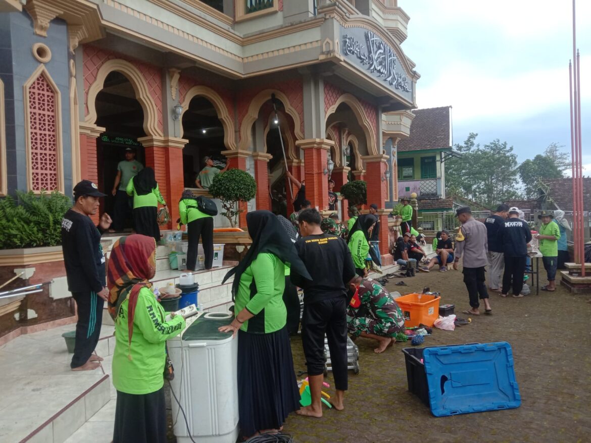 Danramil Bangsri Pimpin Aksi ke-325 Program Kodim 0719 / Jepara “Resik-Resik Masjid” di Sumanding