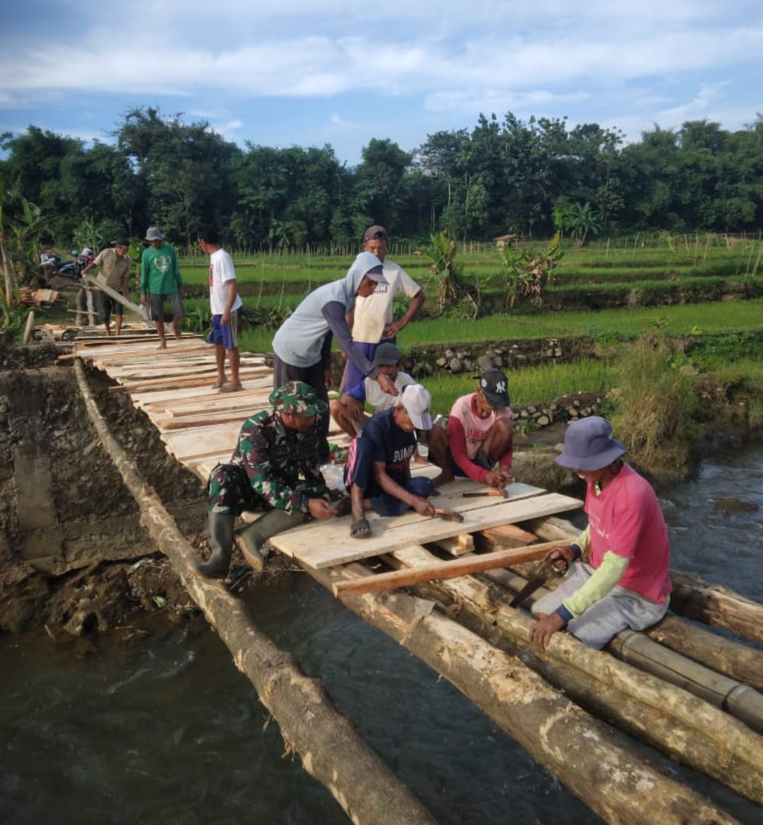 Babinsa Tulakan Kerja Bakti Bangun Jembatan Usaha Tani, Dukung Mobilitas Pertanian Warga Winong