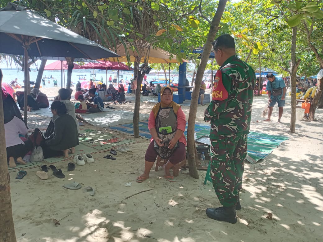 Babinsa Bandengan Laksanakan Pemantauan Wilayah di Obyek Wisata Pantai Tirta Samudra