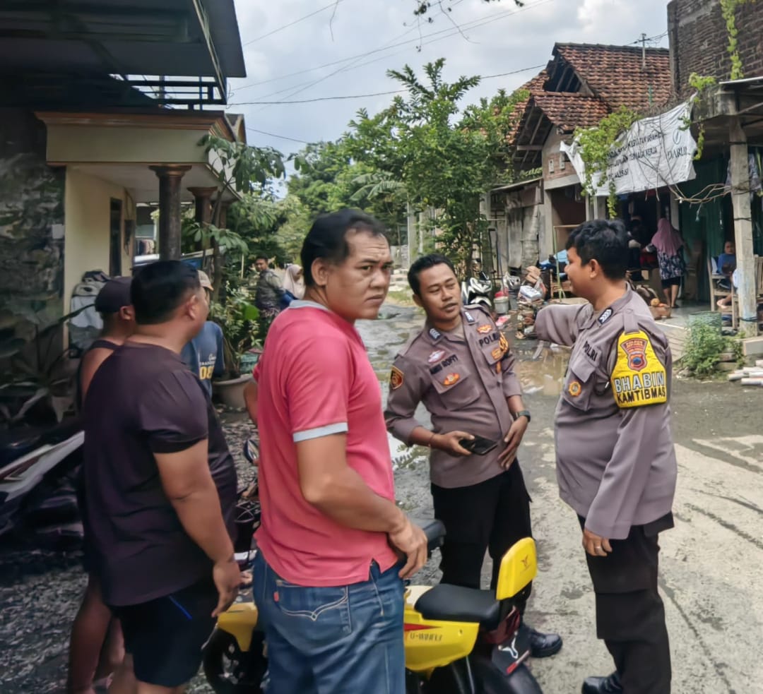 Babinsa Desa Gedangan Turun Tangan Bantu Padamkan Kebakaran Rumah Warga