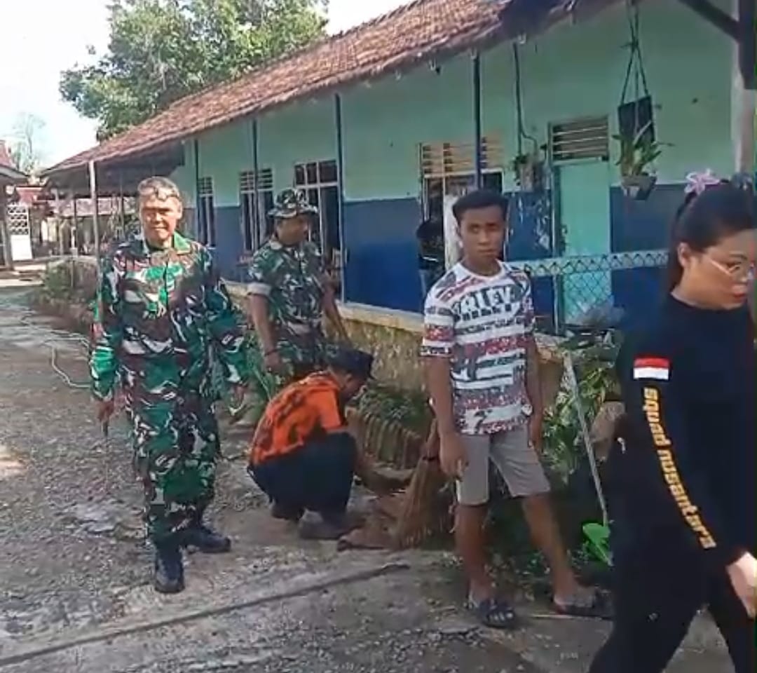Gotong Royong Hebat! Danramil Keling & Donorojo Bergerak untuk Anak Negeri