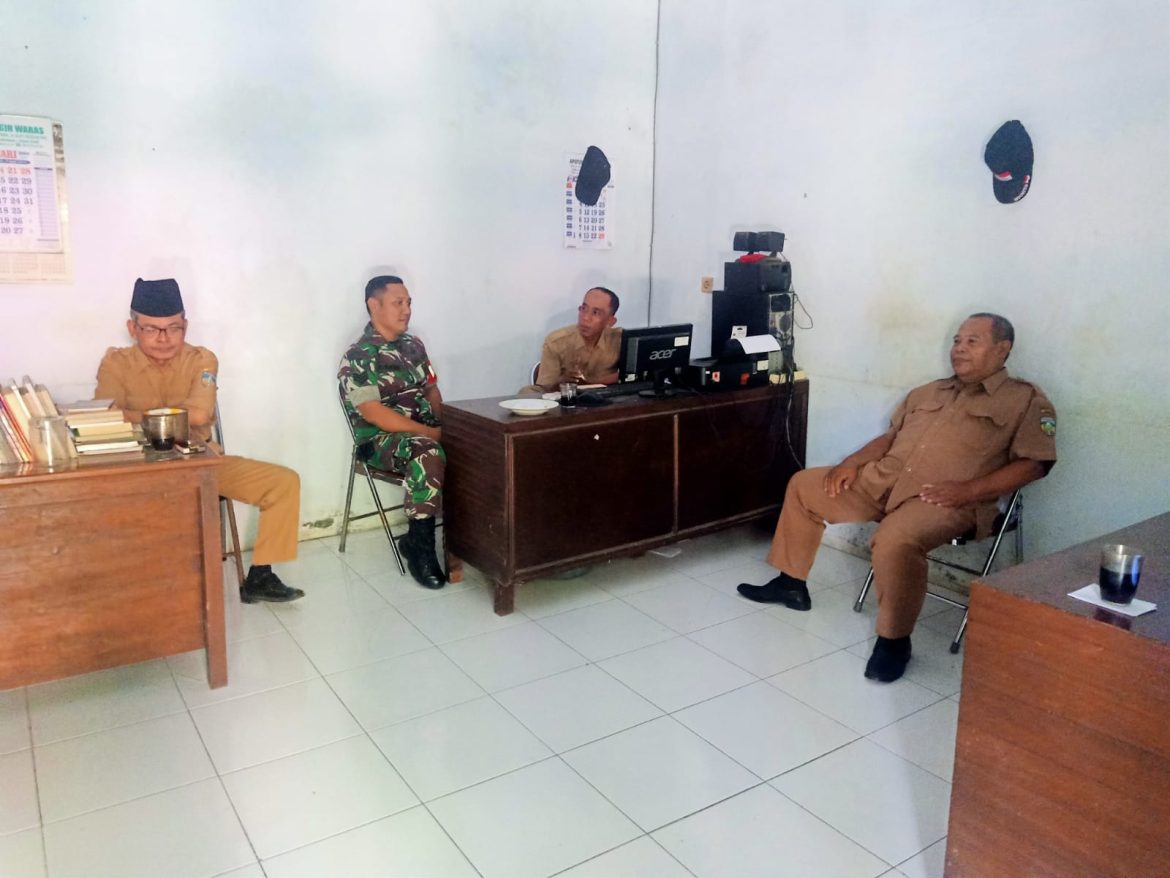 Babinsa Pringtulis Laksanakan Komsos Bersama Perangkat Desa Bahas Situasi Wilayah