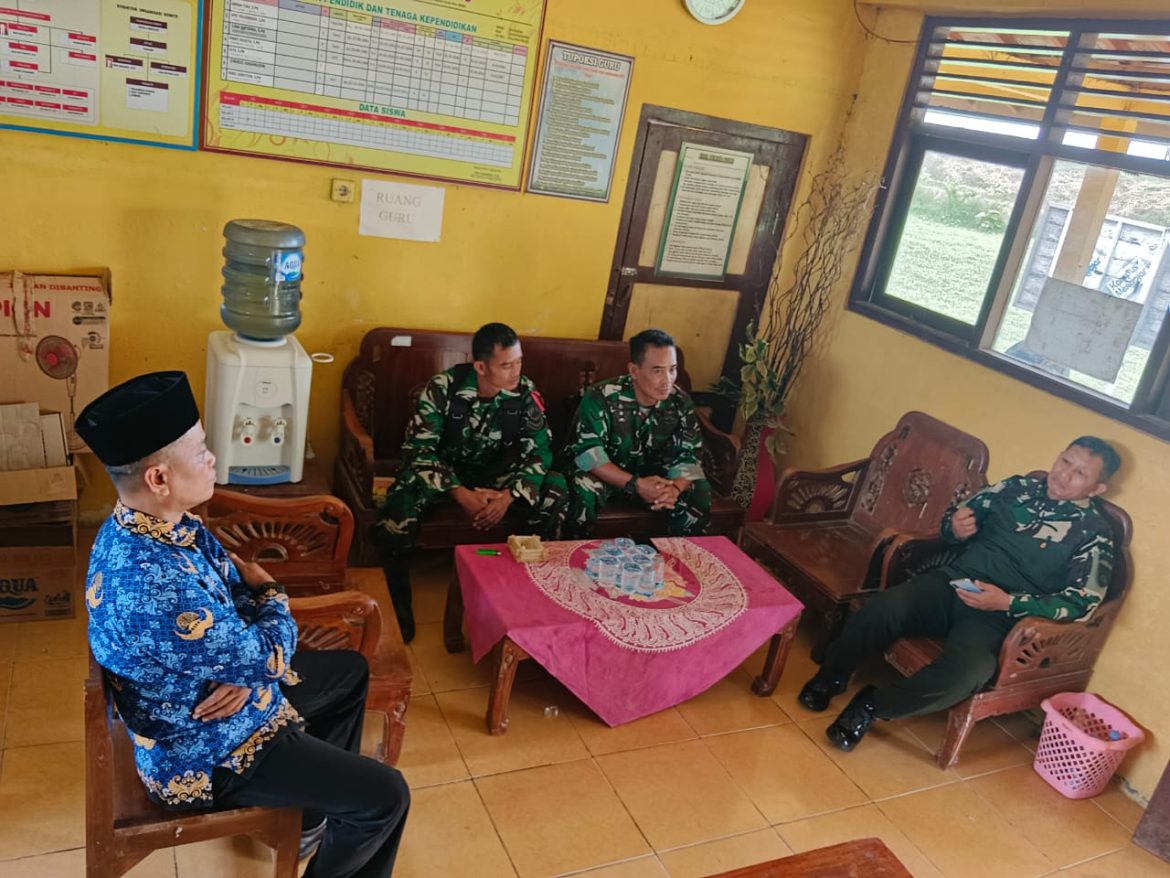 Danramil 04 / Pecangaan Tinjau Langsung Kondisi SDN 3 Kaliombo, Awali dengan Komsos Bersama Warga