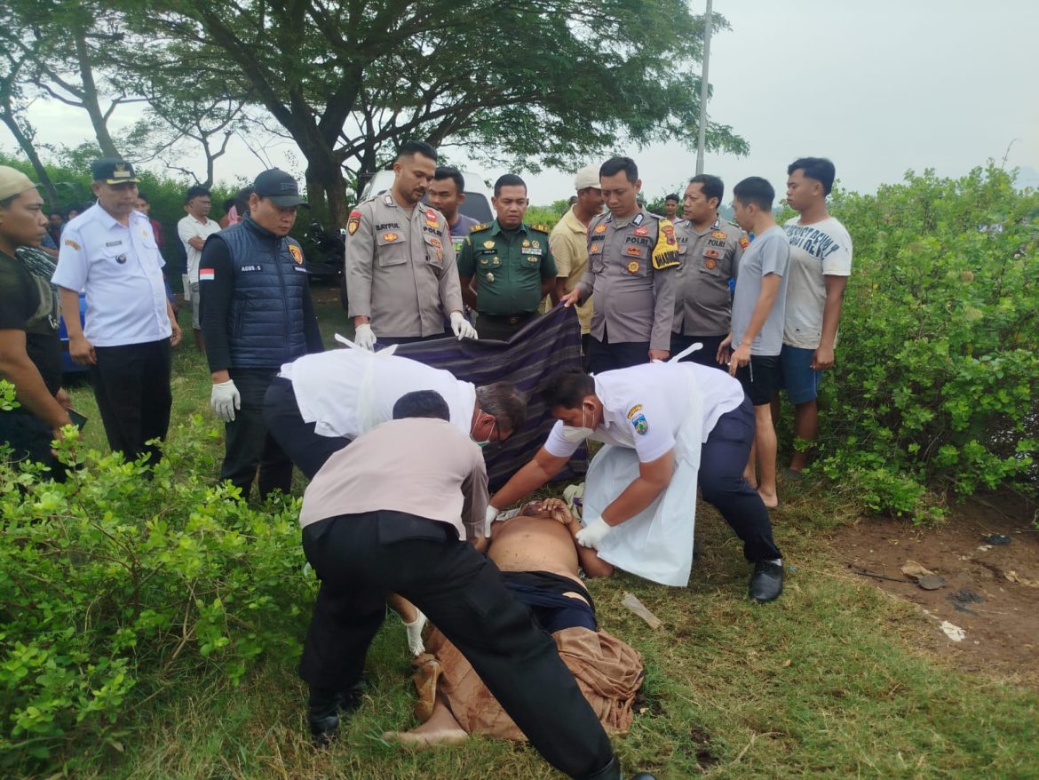Babinsa Desa Semat Cek Lokasi Warga Tenggelam Saat Mbranjang