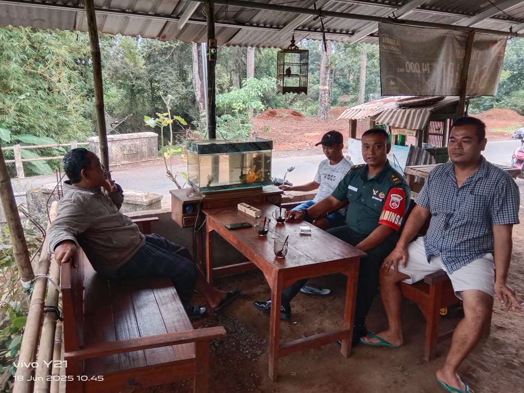 Babinsa Rajekwesi Laksanakan Komsos Bahas Ketertiban dan Kenyamanan Warga