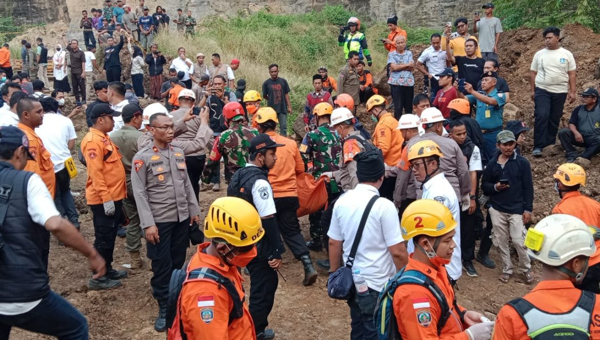 Dandim 0614 / Kota Cirebon Saksikan Proses Evakuasi Korban Longsor Galian C di Argasunya
