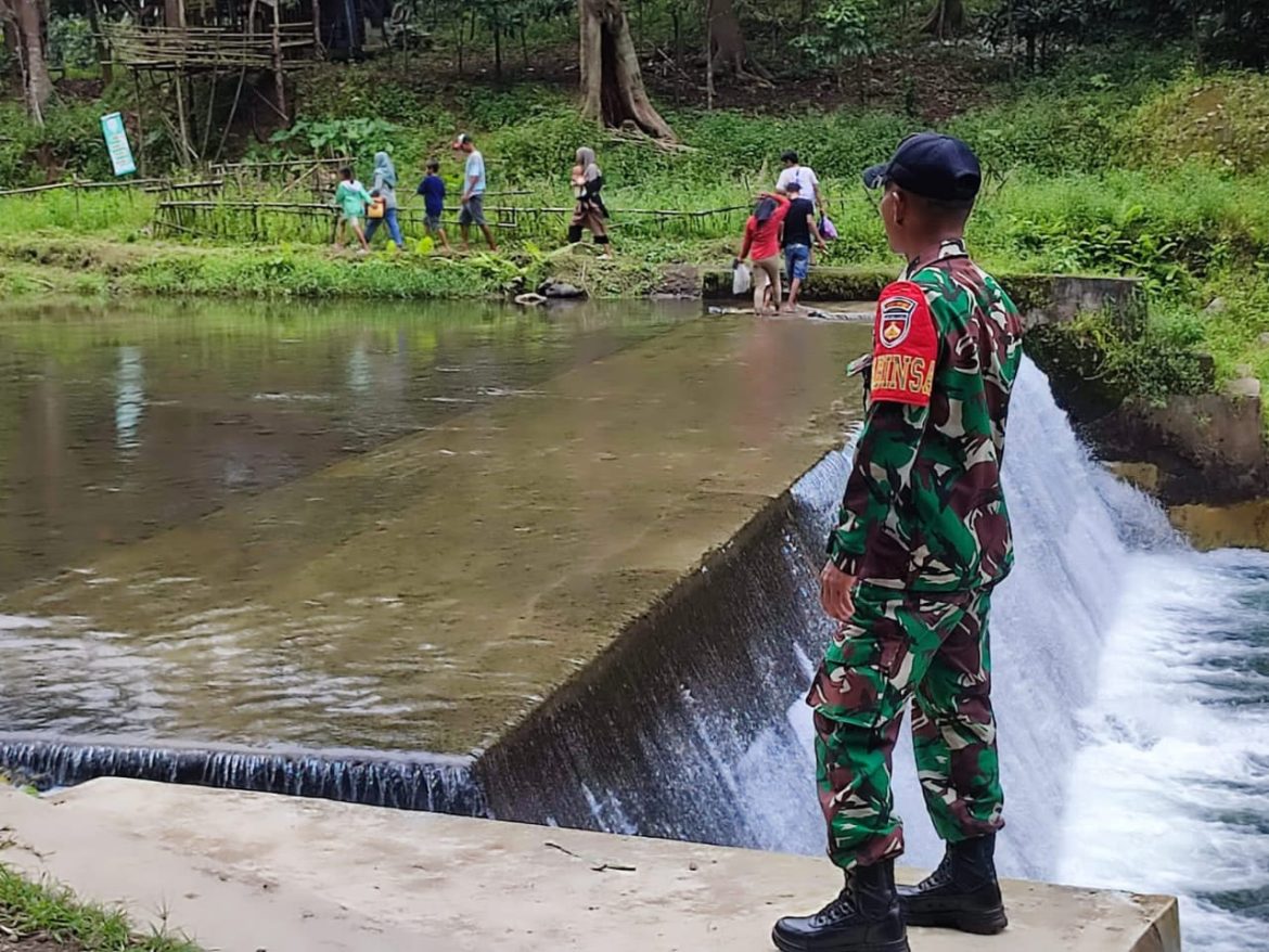 Babinsa Batealit Laksanakan Pengamanan dan Monitoring di Objek Wisata Bukit Indah