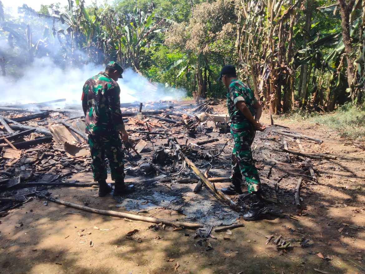 Babinsa Koramil 03 / Batealit Bantu Padamkan Kebakaran Rumah Warga di Desa Ngasem