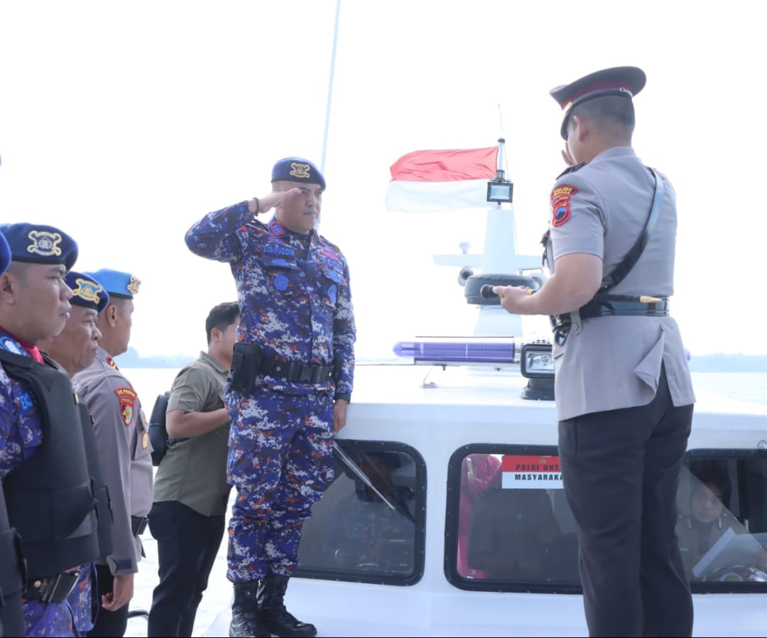 Peringati HUT Bhayangkara ke-79, Kapolres Jepara Pimpin Tabur Bunga di Laut
