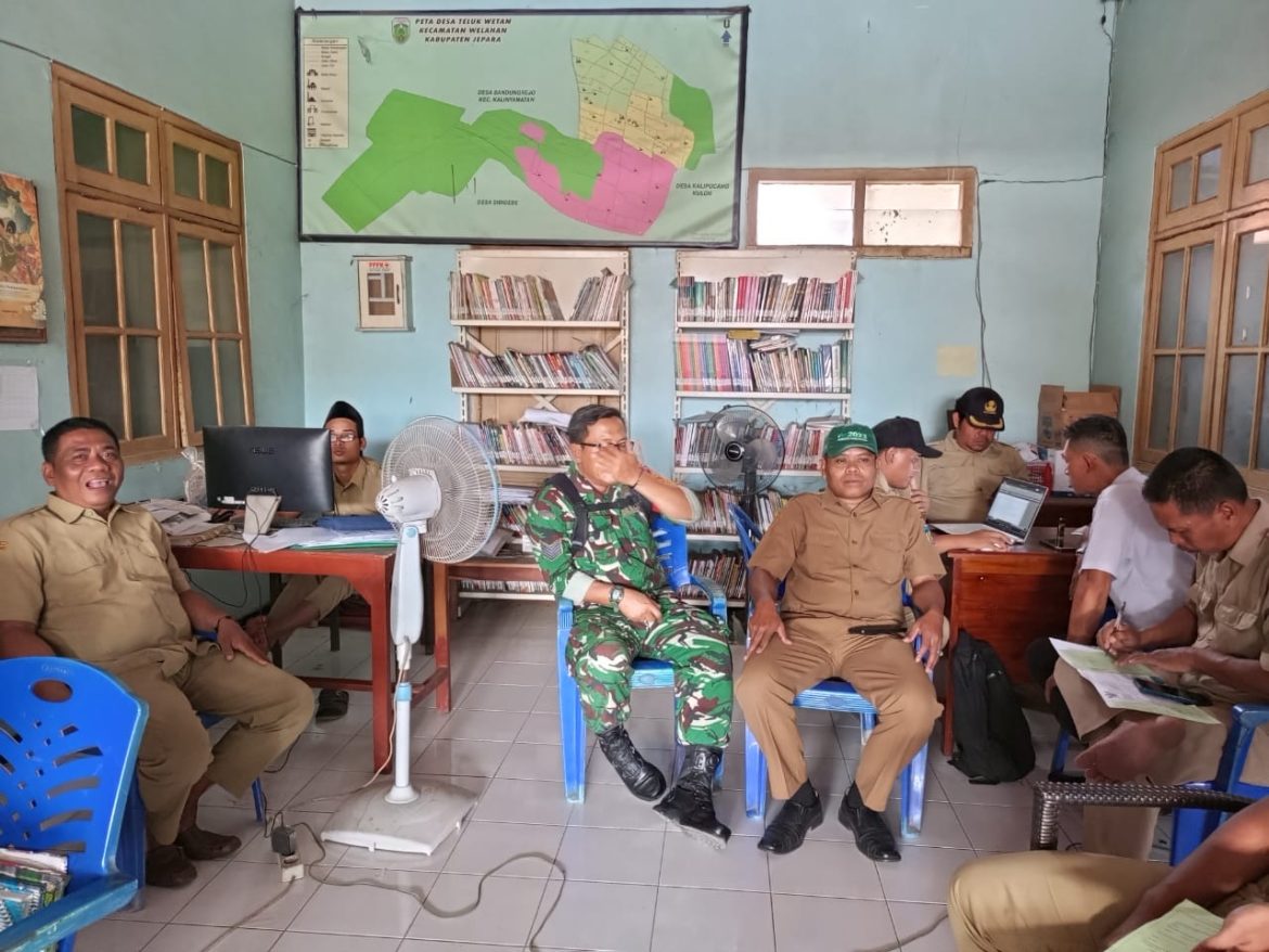 Babinsa Teluk Wetan Laksanakan Komsos dengan Perangkat Desa, Pererat Sinergi TNI dan Pemerintahan Desa