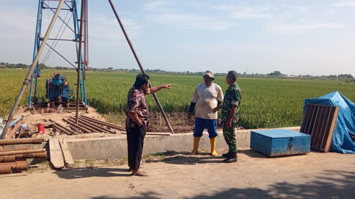 Babinsa Blimbingrejo Cek Pembuatan Sumur PWJ Bantuan BBWS Jateng, Dukung Swasembada Pangan Desa