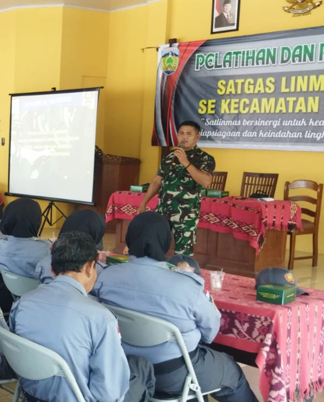 Danramil 09 / Mlonggo Berikan Materi Wawasan Kebangsaan kepada Linmas se-Kecamatan Pakis Aji