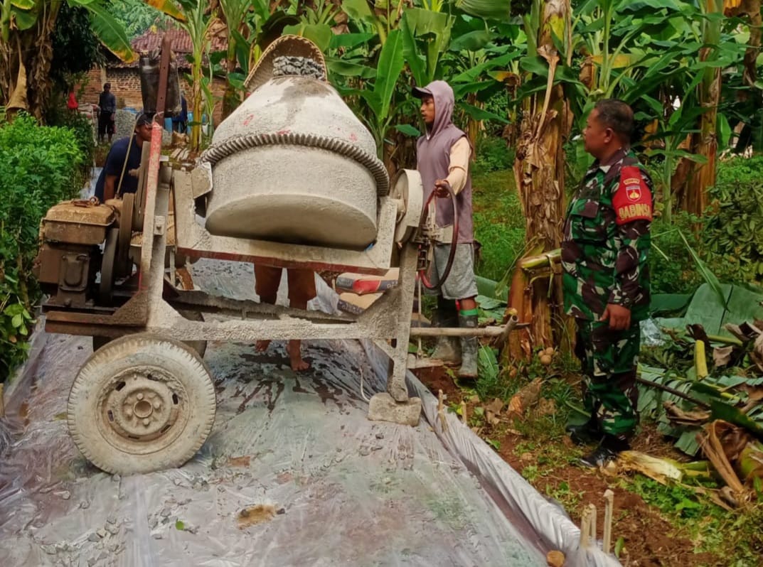 Babinsa Buaran Monitor Pengecoran Jalan Lingkungan, Wujud Kepedulian TNI terhadap Pembangunan Desa