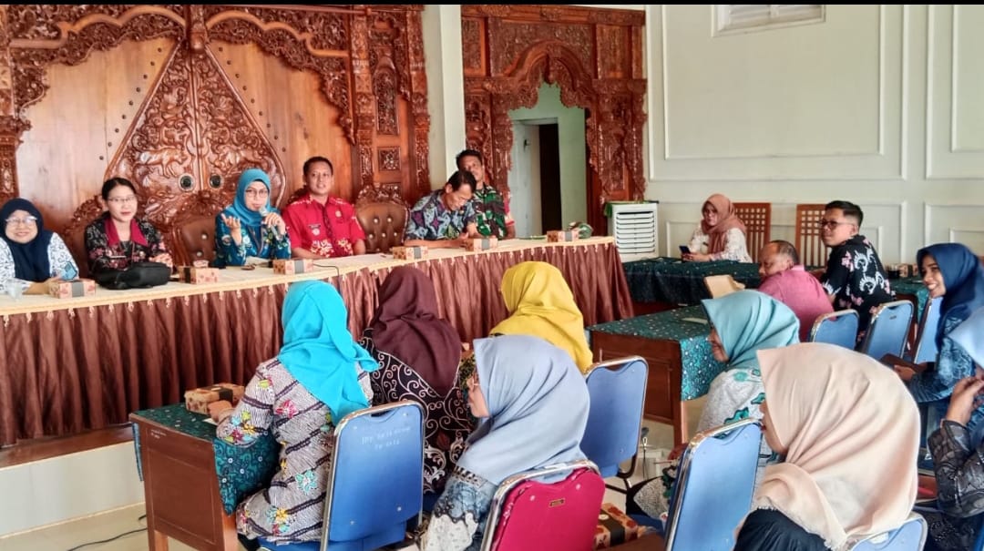 Babinsa Kunir Dampingi Sosialisasi KLA dan Pemberdayaan Perempuan di Balai Desa