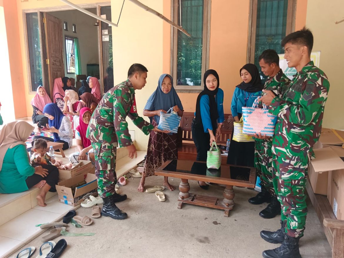 Babinsa Koramil 04 / Pecangaan Dampingi Kegiatan Posbindu dan Pembagian Sembako bagi Lansia di Desa Pulodarat