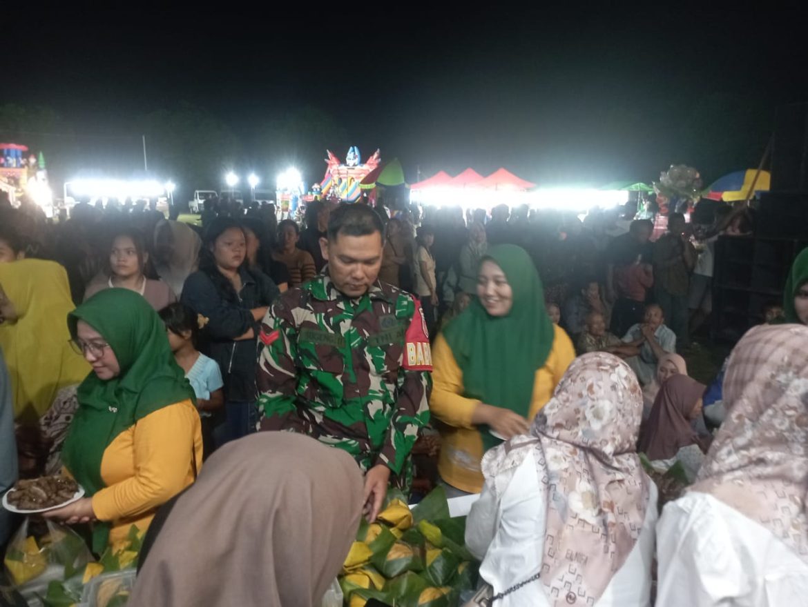 Babinsa Dermolo Hadiri Festival Ikan Asap dan Jajanan Hasil Bumi dalam Rangka Sedekah Bumi 2025