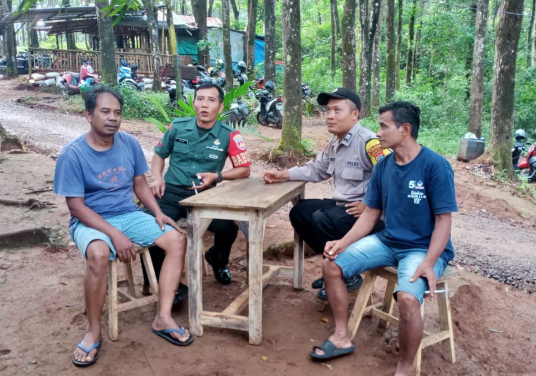 Babinsa dan Bhabinkamtibmas Desa Batealit Laksanakan Pengamanan Objek Wisata Bukit Indah