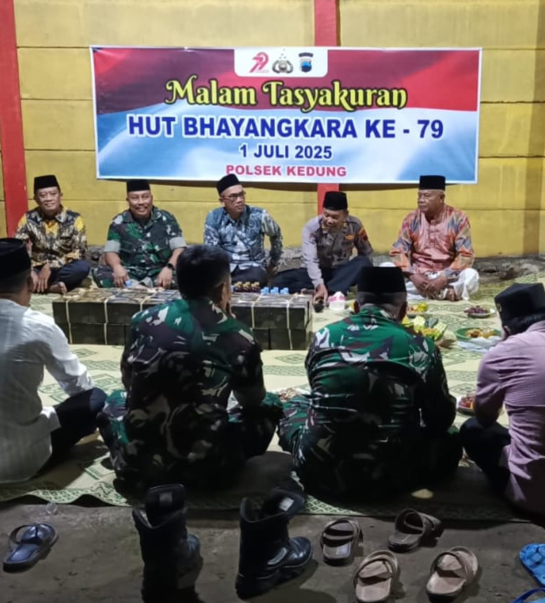 Danramil 02 / Kedung Hadiri Tasyakuran dan Malam Tirakatan HUT Bhayangkara ke-79 di Polsek Kedung