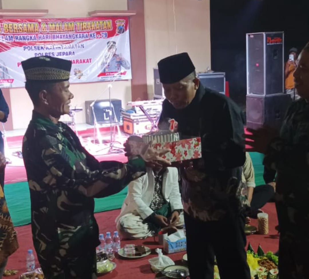 Koramil 04 / Pecangaan Hadiri Doa Bersama dan Malam Tirakatan HUT Bhayangkara ke-79 di Polsek Kalinyamatan
