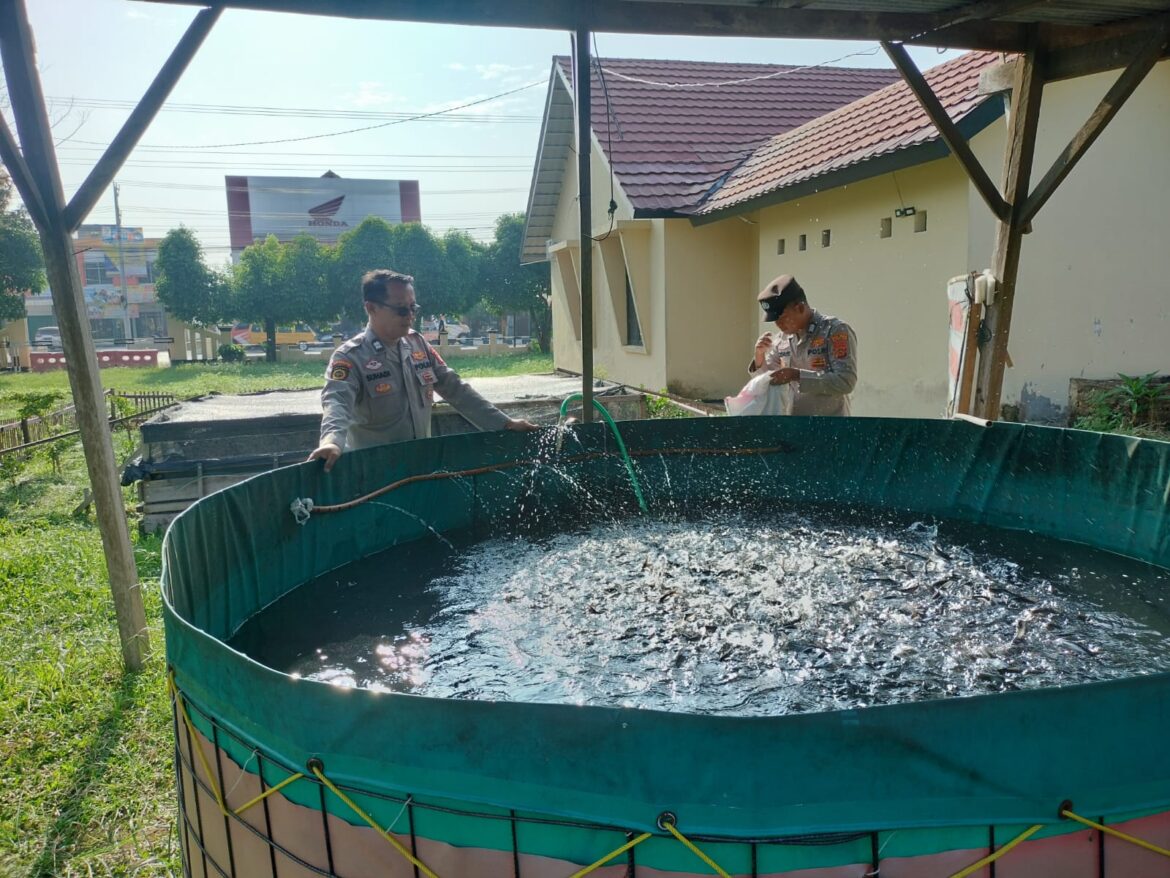 Polsek Indralaya Rutin Laksanakan Pengecekan Kolam Ikan Dukung Program Ketahanan Pangan