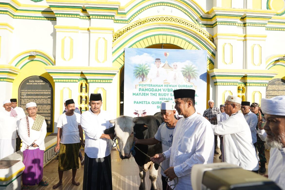 Komandan Korem 084/BJ Laksanakan Sholat Idul Adha dan Serahkan Hewan Korban